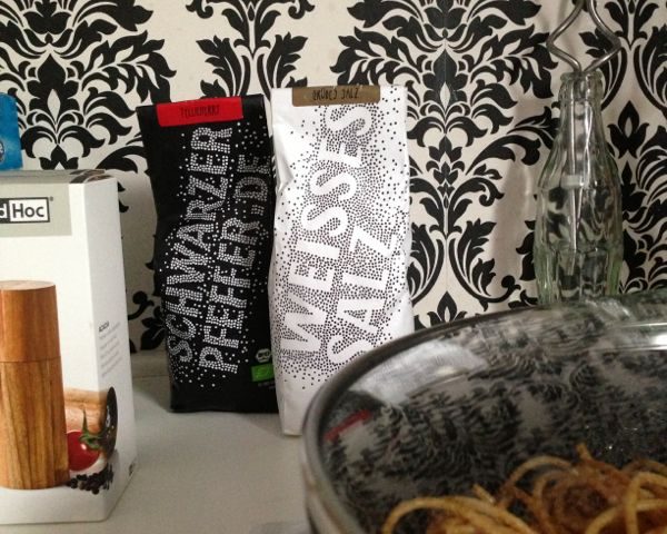 Pfeffer und Salz vor schöner Tapete